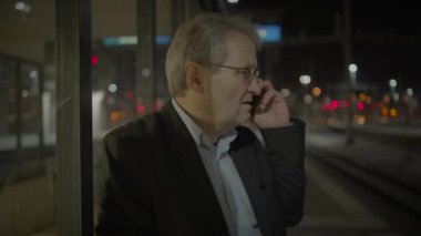 Üzüntülü Takım Elbiseli Yaşlı İş Adamı Şehirden Üzgünüz Çağrısı