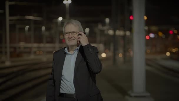 Glad Senior Affärsman Svar Telefonsamtal Dela Goda Nyheter — Stockvideo
