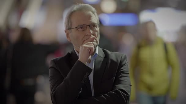 Mann Mit Grauen Haaren Und Brille Pendelt Auf Überfüllter Stadtstraße — Stockvideo