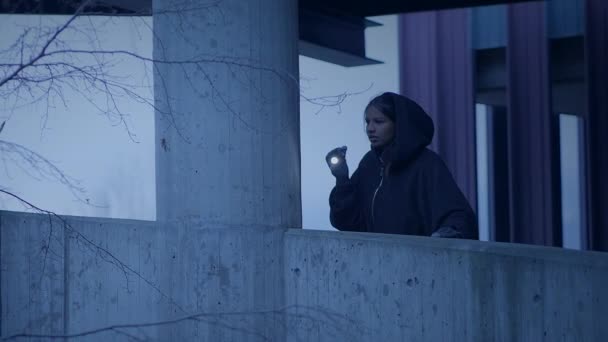 Geisterverbrecher Versteckte Sich Auf Der Flucht Vor Einem Städtischen Gebäude — Stockvideo