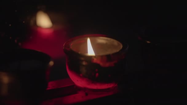 Wachskerzen Nachtbeleuchtung Bokeh Für Die Heilige Religiöse Zeremonie — Stockvideo