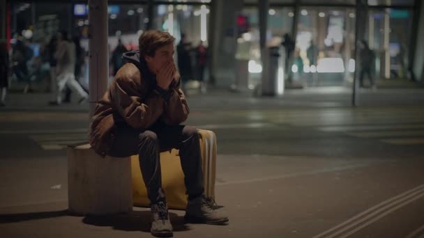 沉思的年轻人在火车上迷了路孤独地焦虑地等待着 — 图库视频影像