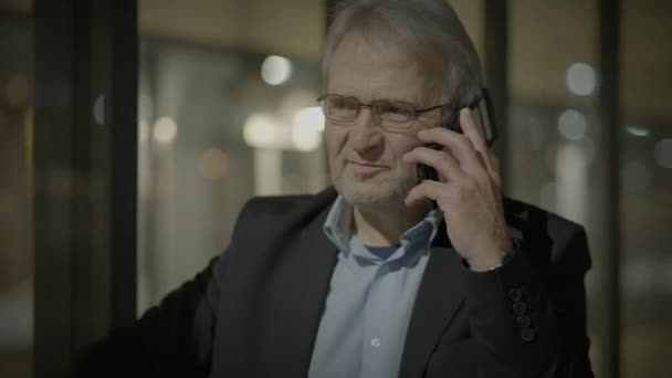 Glad Senior Affärsman Svar Telefonsamtal Dela Goda Nyheter — Stockvideo