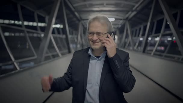 Gelukkig Senior Zakenman Beantwoorden Telefoon Bellen Delen Goed Nieuws — Stockvideo