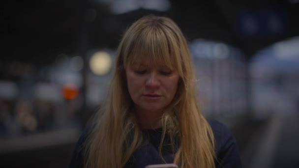 Ξανθιά Γυναίκα Μιλάει Θυμωμένος Στο Κινητό Τηλέφωνο Στο Trainstation Φιλονικία — Αρχείο Βίντεο