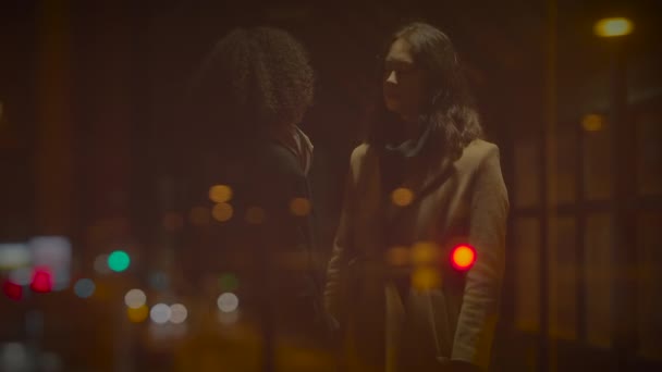 Två Kvinnor Kramar Varandra Visar Emotionell Omsorg Medkänsla Emathy — Stockvideo
