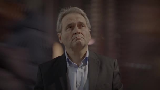 Tänksam Äldre Gentleman Med Grått Hår Tänker Livet — Stockvideo