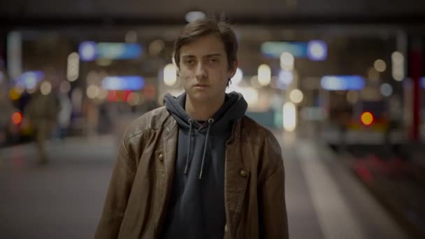 Osäker Ung Man Person Med Akne Finnar Ansiktet Titta Människor — Stockvideo
