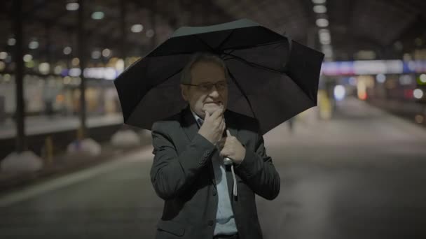 Gefrustreerde Oude Zakenman Ongelukkig Wachtend Buiten Negatieve Emoties Voelend — Stockvideo