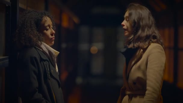 Junge Frau Konfrontiert Ihre Freundin Mit Streit Über Uneinigkeit — Stockvideo