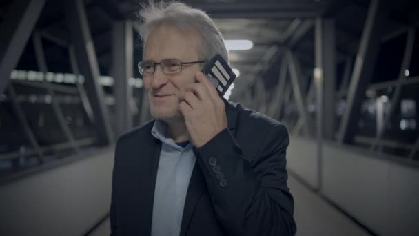 Vzrušený Starší Muž Osoba Mluví Veselý Mobilním Telefonu Venku — Stock video