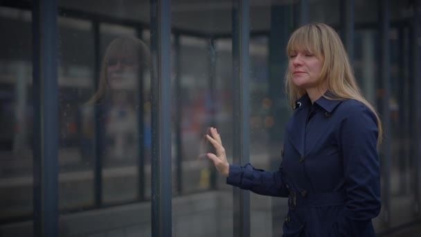 Sorglig Blond Kvinna Orolig Funderar Livsproblem Tågstationen — Stockvideo