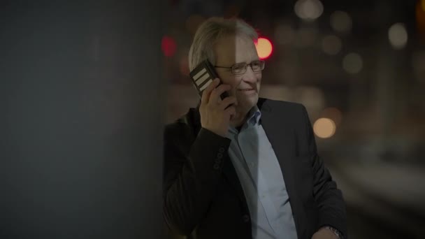 Счастливый Старший Бизнесмен Телефону Делится Хорошими Новостями — стоковое видео