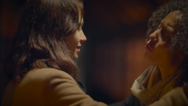 Dos Mujeres Abrazándose Mostrando Cuidado Emocional Compasión Emathy — Vídeos de Stock