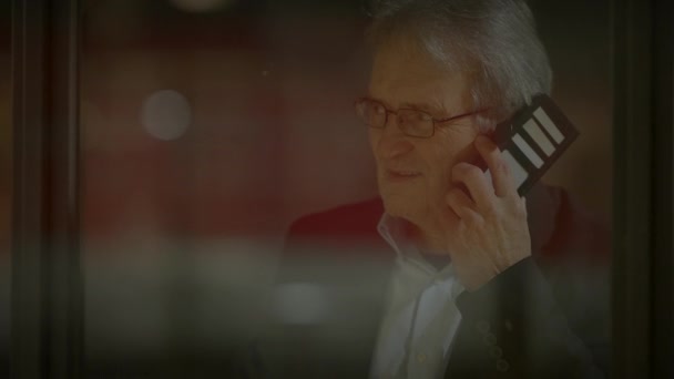 Mutlu Kıdemli Adamı Telefona Cevap Veriyor Haberleri Paylaşıyoruz — Stok video