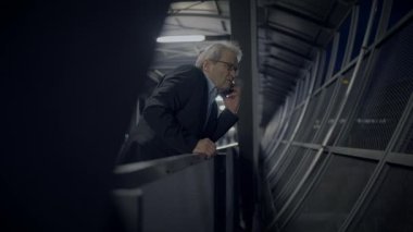 Stresli Erkek Patron Cep Telefonu Konuşmasında Şikayet Ediyor