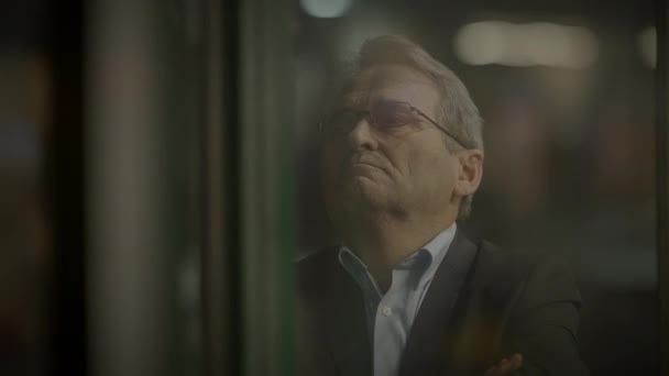 Samotny Stary Biznesmen Martwił Się Przyszłe Życie Niespokojny Czeka — Wideo stockowe