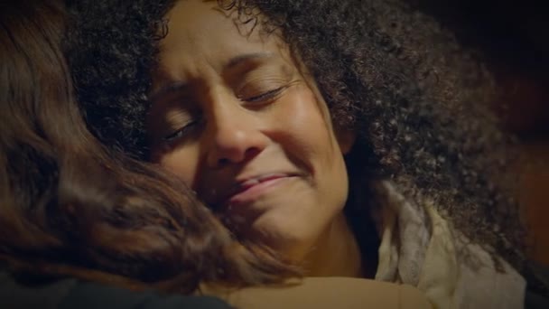 Två Kvinnor Kramar Varandra Visar Emotionell Omsorg Medkänsla Emathy — Stockvideo