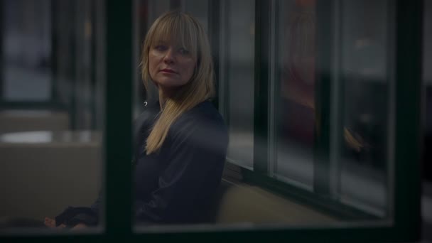 让人失望的孤独的女人沉思沉思 — 图库视频影像