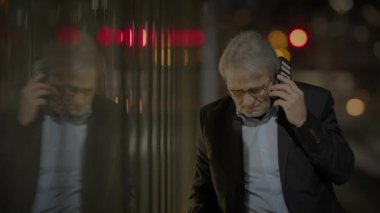 Stresli Erkek Patron Cep Telefonu Konuşmasında Şikayet Ediyor
