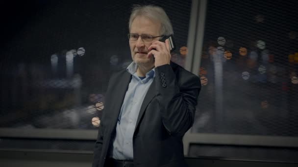 Heureux Homme Affaires Senior Répondre Partage Appels Téléphoniques Bonne Nouvelle — Video