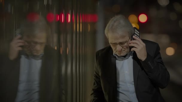 無視されたストレスの男性ボスは携帯電話の会話で文句を言う — ストック動画