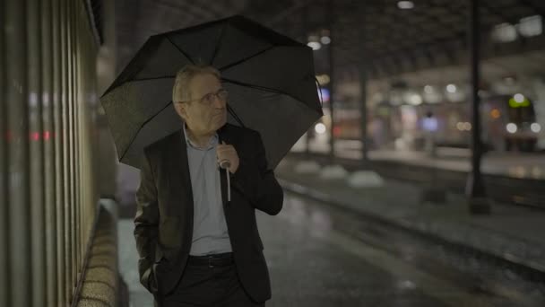 Deprimerad Ledsen Senior Affärsman Som Har Psykisk Kris Efter Att — Stockvideo