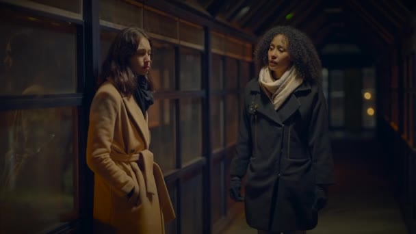 Twee Vrouwen Knuffelen Elkaar Toon Emotionele Zorg Medeleven Emathy — Stockvideo