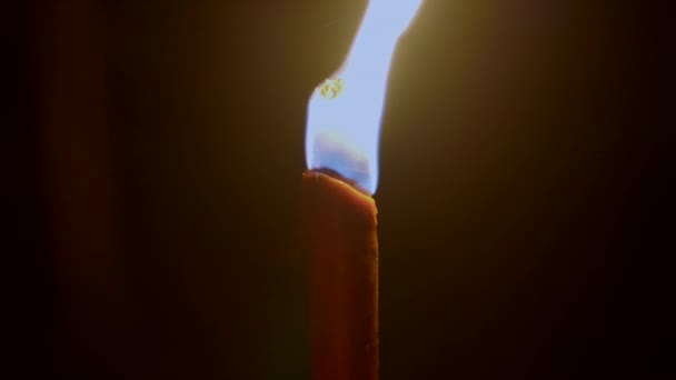 Человек Держащий Пылающий Факел Снаружи Ночью Высококачественные Кадры — стоковое видео