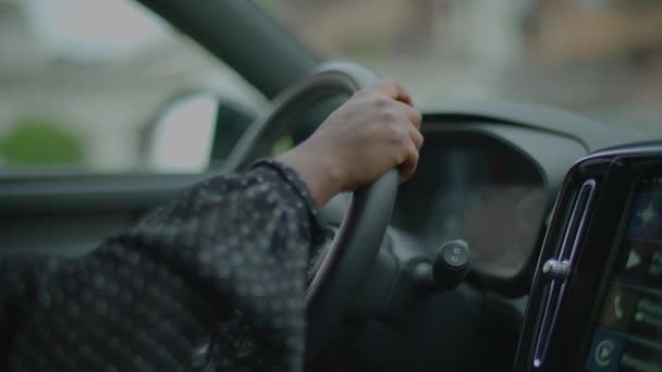 Junge Afrikanerin Mit Auto Auf Der Stadtstraße Beim Pendeln Hochwertiges — Stockvideo