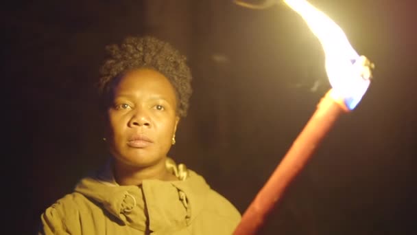 Furchtlose Weibliche Person Mit Flammendem Brennenden Fackelschein Die Nach Draußen — Stockvideo