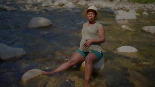 无忧无虑的非洲母亲怀孕 享受生活 高质量的4K镜头 — 图库视频影像
