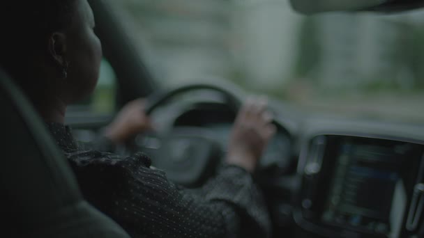 Женщина Черными Вьющимися Волосами Рулем Автомобиля Городе Свете Ночного Движения — стоковое видео