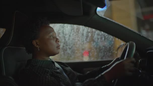 Personne Féminine Avec Cheveux Bouclés Noirs Conduisant Voiture Dans Ville — Video
