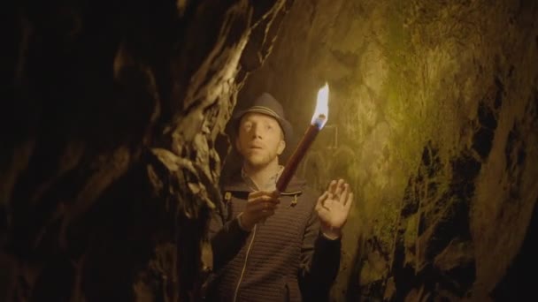 Karanlık Gece Yanan Meşale Işığı Tutan Adam Orman Mağarası Keşfediyor — Stok video