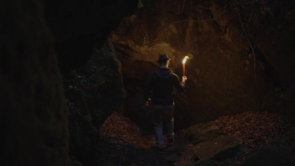 Mann Mit Brennendem Fackelschein Erkundet Waldhöhlenlandschaft Dunkler Nacht Hochwertiges Filmmaterial — Stockvideo