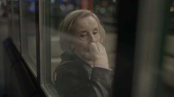 Nieszczęśliwa Stara Kobieta Niespokojna Samotna — Wideo stockowe