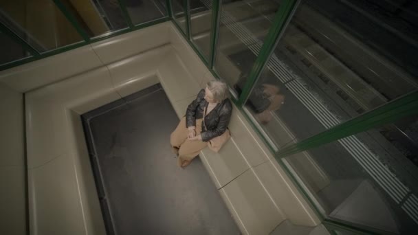 Besorgte Ältere Frau Wartet Überfülltem Bahnhof — Stockvideo