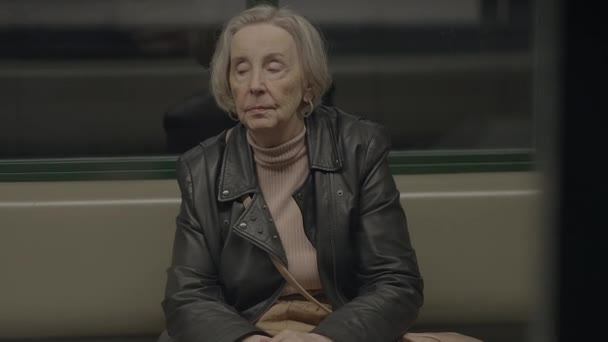 Nešťastný Přemýšlivý Starý Žena Osoba Úzkostlivý Osamělý — Stock video