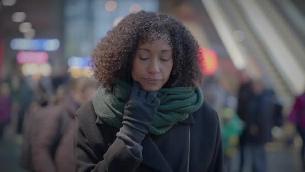 Braun Kıvırcık Saçlı Düşünceli Bir Kadın Gece Şehirde Gezintiye Çıkıyor — Stok video