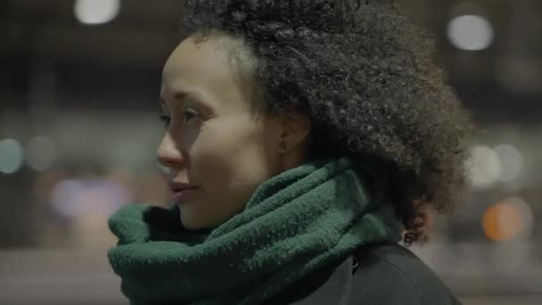 Ung Kvinnlig Person Tänkande Tvivelaktiga Osäkra Tankar Brainstorming — Stockvideo