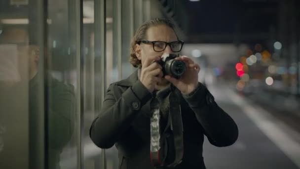 Stílusos Utcai Fotós Szemüveg Rögzítése Képek Emberek Utazó — Stock videók