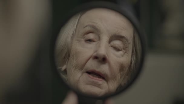 Старая Женщина Смотрящая Себя Зеркале Размышляя Прошлом — стоковое видео
