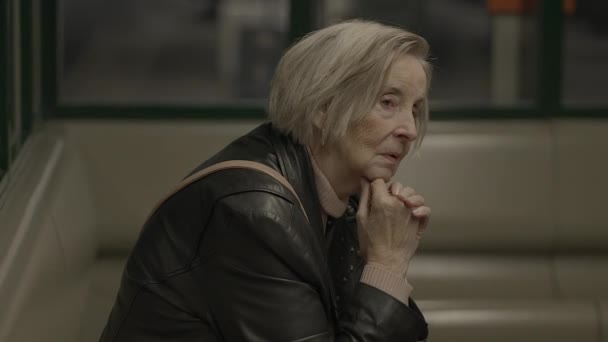 Donna Anziana Preoccupata Attesa Trainstation Affollato Viaggio — Video Stock
