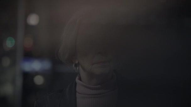 Unzufriedene Nachdenkliche Alte Weibliche Person Ängstlich Und Einsam — Stockvideo