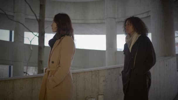 Portrait Two Young Women Watching Tower Building Bersama — Stok Video