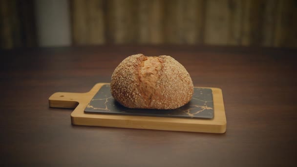 Organické Celozrnný Chléb Kuchyňském Stole Připraven Jídlu — Stock video
