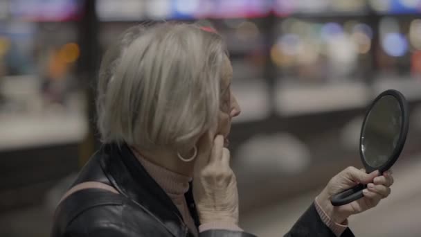 Bezorgde Oudere Vrouw Wachtend Bij Drukke Treinstation Reizend — Stockvideo
