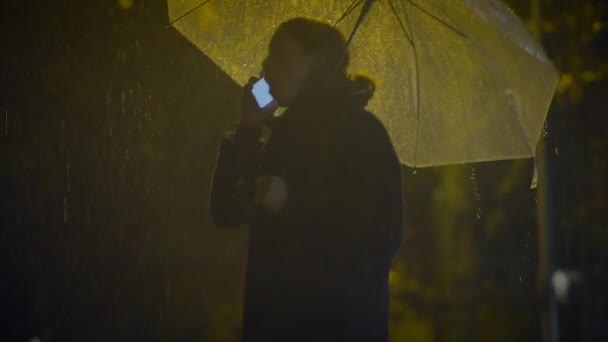 Mujer Joven Enojada Hablando Por Teléfono Inteligente Rainy City Por — Vídeos de Stock