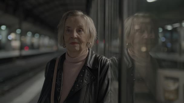 Starostlivá Starší Žena Čeká Přeplněné Školení Cestování — Stock video